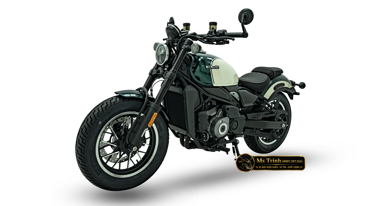 Góc ba phần tư phía trước CFMOTO 450CL-C AMT trắng xanh với bánh 16 inch và động cơ lộ rõ