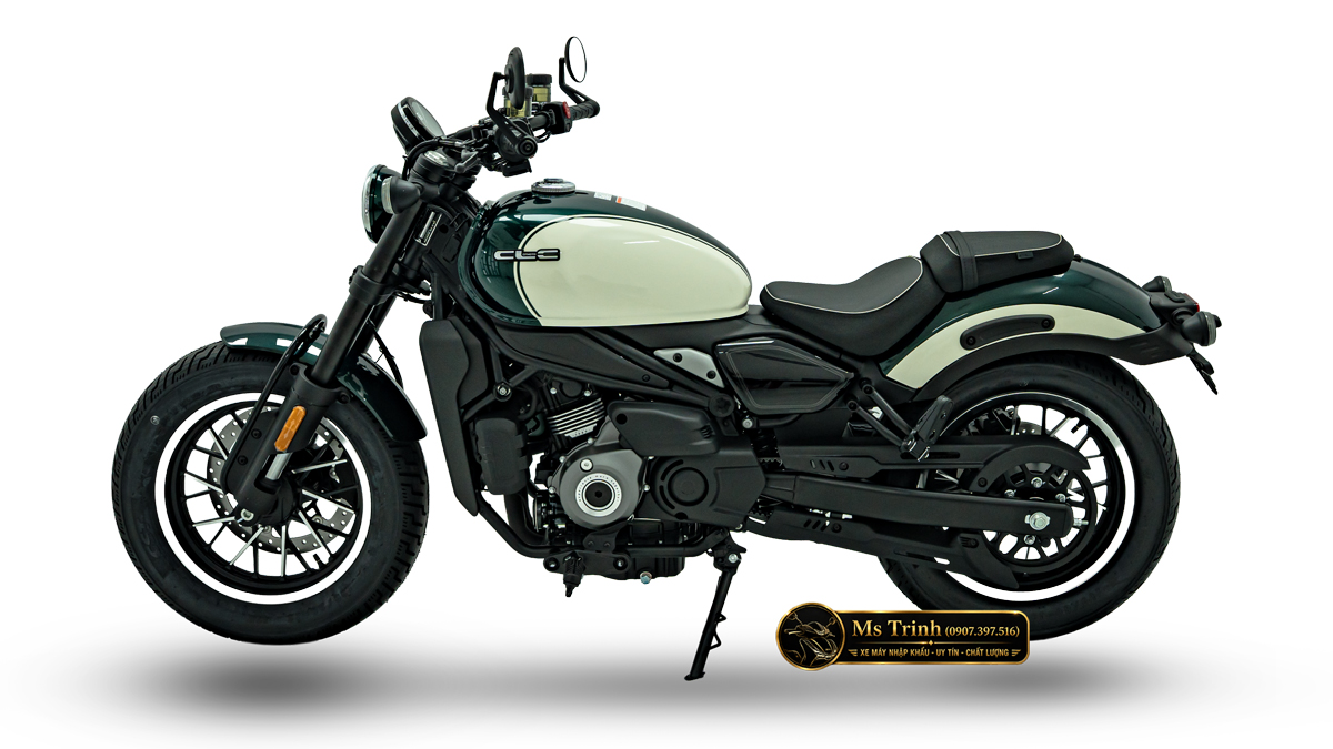 Toàn cảnh CFMOTO 450CL-C AMT trắng xanh từ phía sau, thể hiện dáng cruiser thấp và gọn