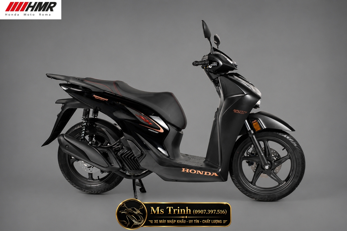 Honda SH150i Sporty 2026 màu đen nhập Ý với chi tiết thân xe đậm chất scooter châu Âu