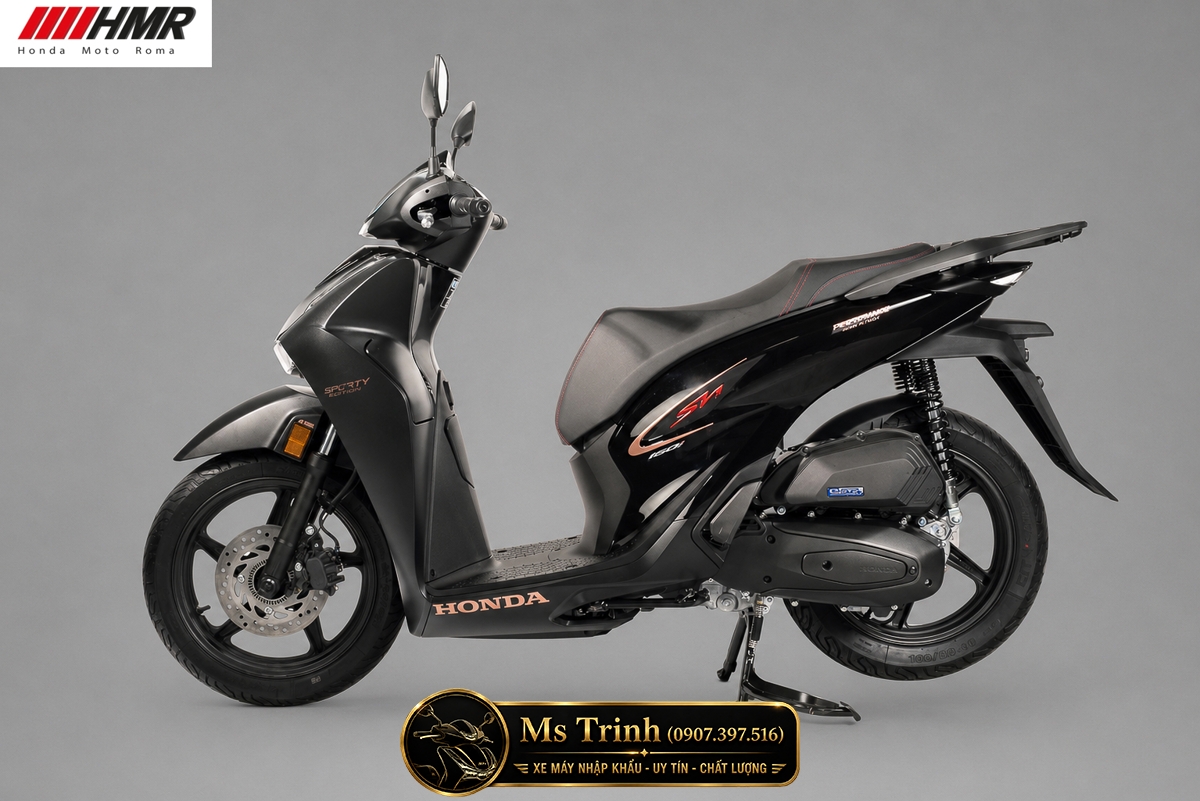 Honda 150i Sporty 2026 màu đen nhập Ý nhìn ngang đầy sang trọng với phong cách luxury scooter