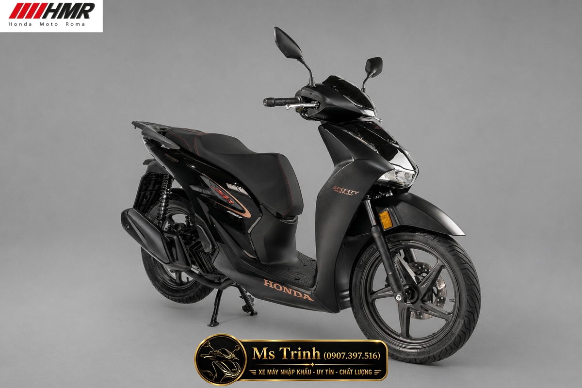 Góc 3/4 Honda SH150i Sporty 2026 nhập Ý màu đen thiết kế thể thao và đẳng cấp hơn