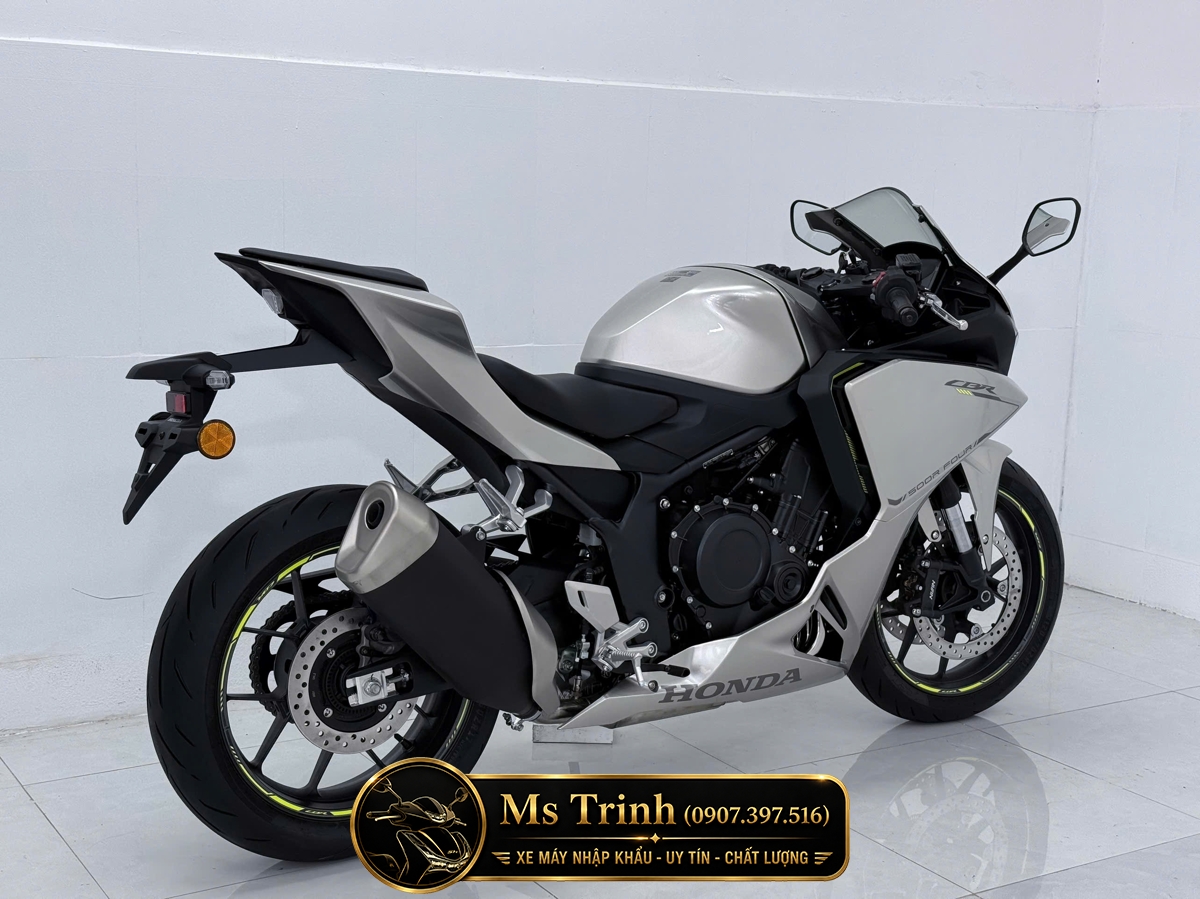CBR500R Four màu bạc có sự thu hút riêng CBR500R Four màu bạc có sự thu hút riêng