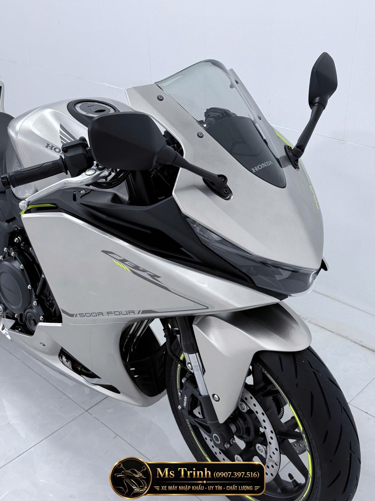 Phần đầu Honda CBR500R Four 2026 màu bạc sắc như một mũi tên Phần đầu Honda CBR500R Four 2026 màu bạc sắc như một mũi tên