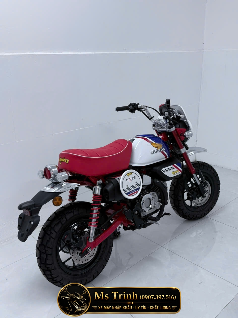 góc nhìn từ trên honda monkey ftr125 làm nổi bật bình xăng phối màu và yên da đỏ góc nhìn từ trên honda monkey ftr125 làm nổi bật bình xăng phối màu và yên da đỏ