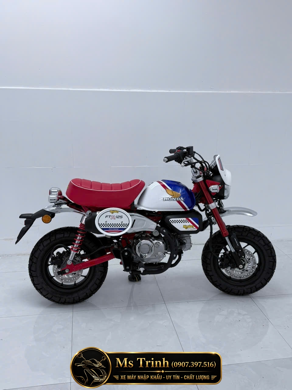 góc nghiêng trái honda monkey ftr125 nổi bật với bộ tem giới hạn và bánh xe bản lớn góc nghiêng trái honda monkey ftr125 nổi bật với bộ tem giới hạn và bánh xe bản lớn