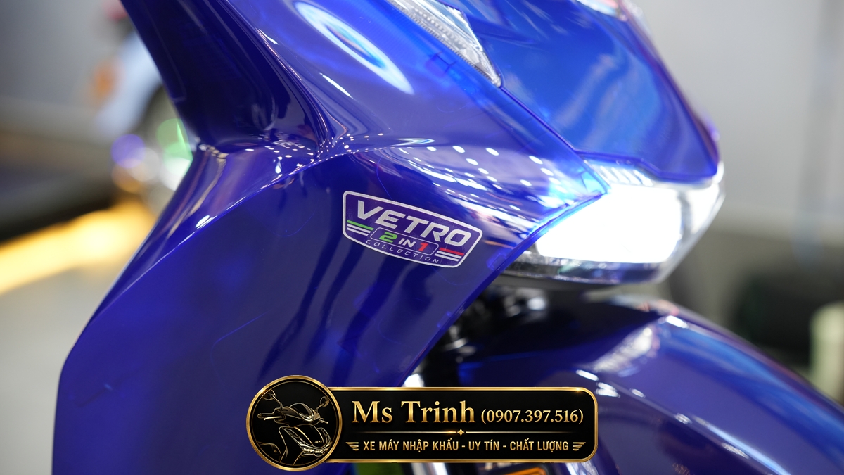 Tem Vetro 2 In 1 Collection trên yếm xanh dương Honda SH150i phiên bản giới hạn
