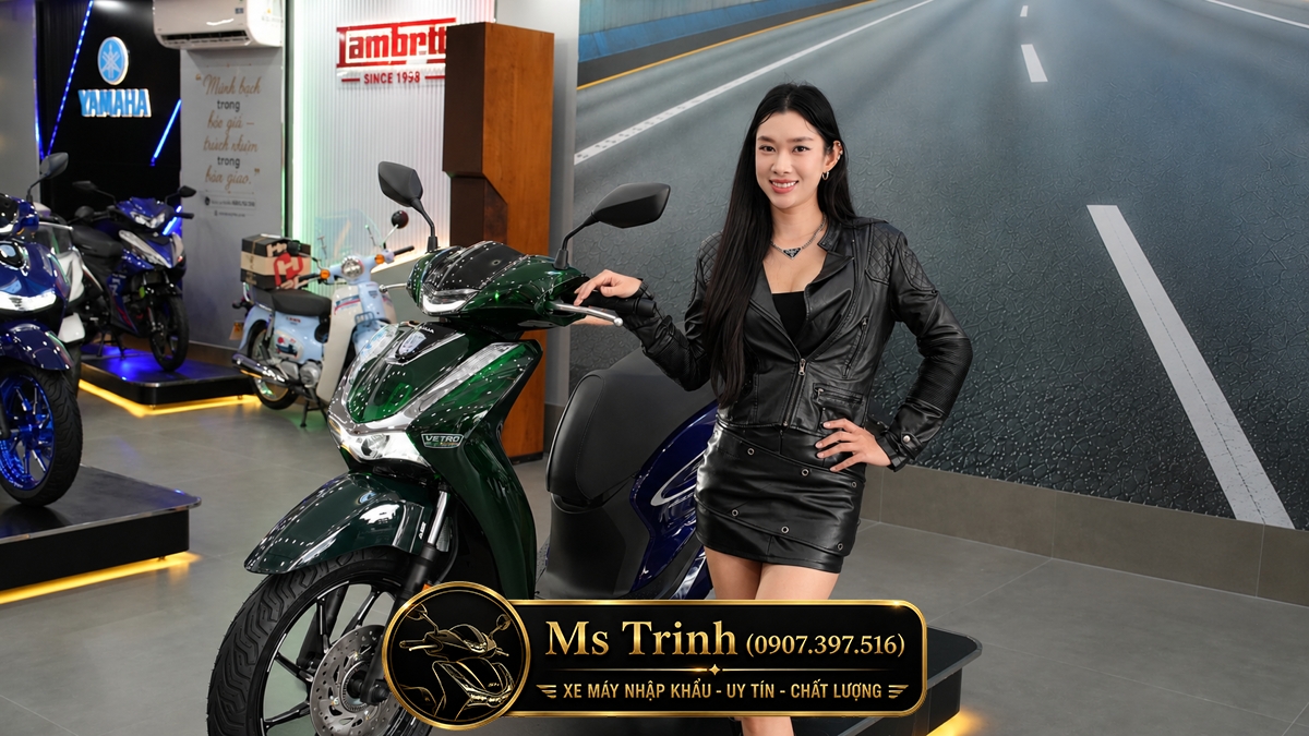 Người mẫu bên Honda SH150i Italy Super Vetro 2 In 1 phiên bản Green Sapphire