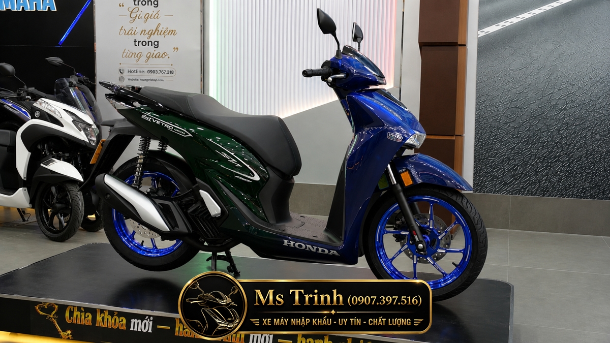Honda SH150i Super Vetro 2 In 1 Sapphire Green nổi bật với mâm xanh tại showroom