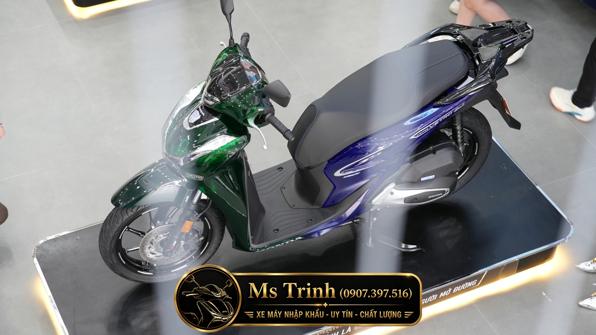 Góc trên Honda SH150i Italy Super Vetro 2 In 1 thể hiện rõ phối màu Green Sapphire