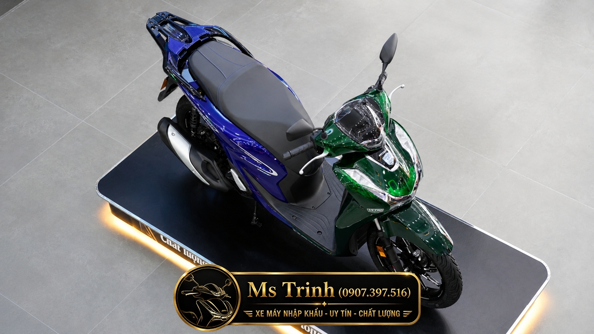 Honda SH150i Italy Super Vetro 2 In 1 nhìn từ trên cao nổi bật hai sắc xanh