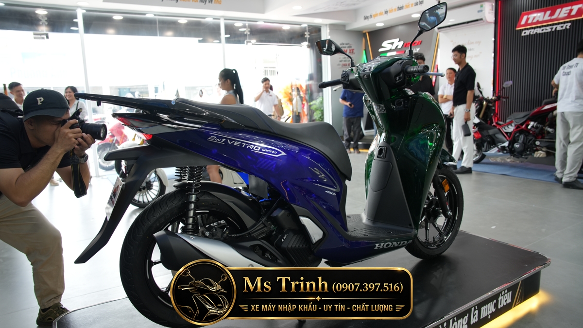 Chi tiết tem 2 In 1 Vetro Limited trên thân Honda SH150i màu xanh dương