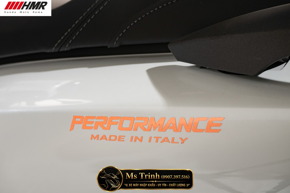 Dòng chữ Performance Made In Italy khẳng định chất riêng của Honda SH150i nhập khẩu Ý chính ngạch.