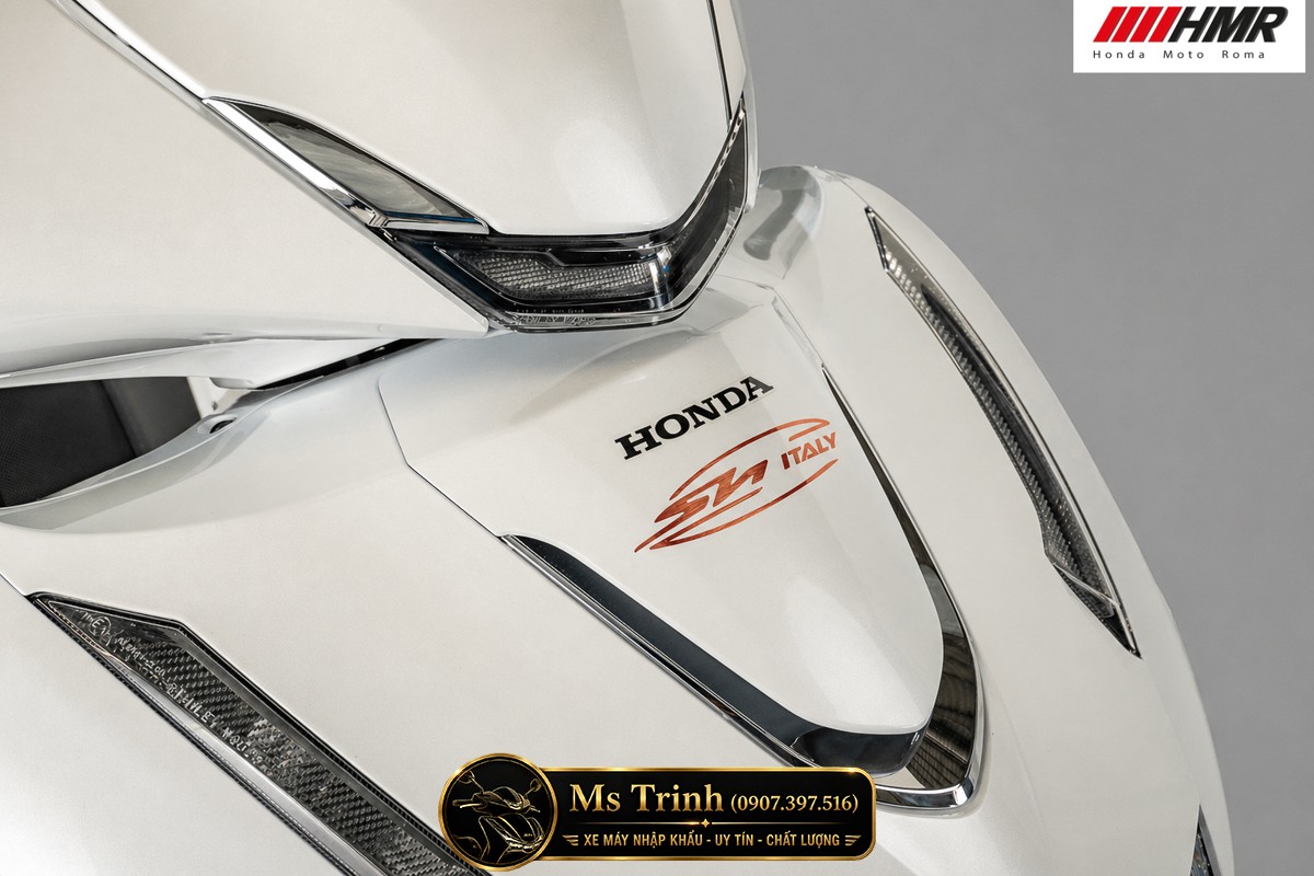 Honda SH150i Special Edition màu trắng 2026 nhập Ý gây ấn tượng với phần đầu xe thanh lịch chuẩn phong cách châu Âu.