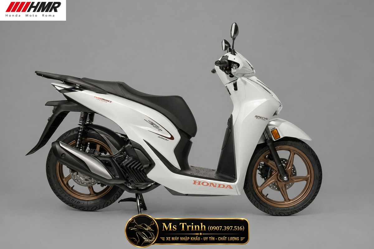 Góc nhìn ngang khoe trọn vẻ đẹp thời thượng của Honda SH150i Special Edition màu trắng nhập Ý.