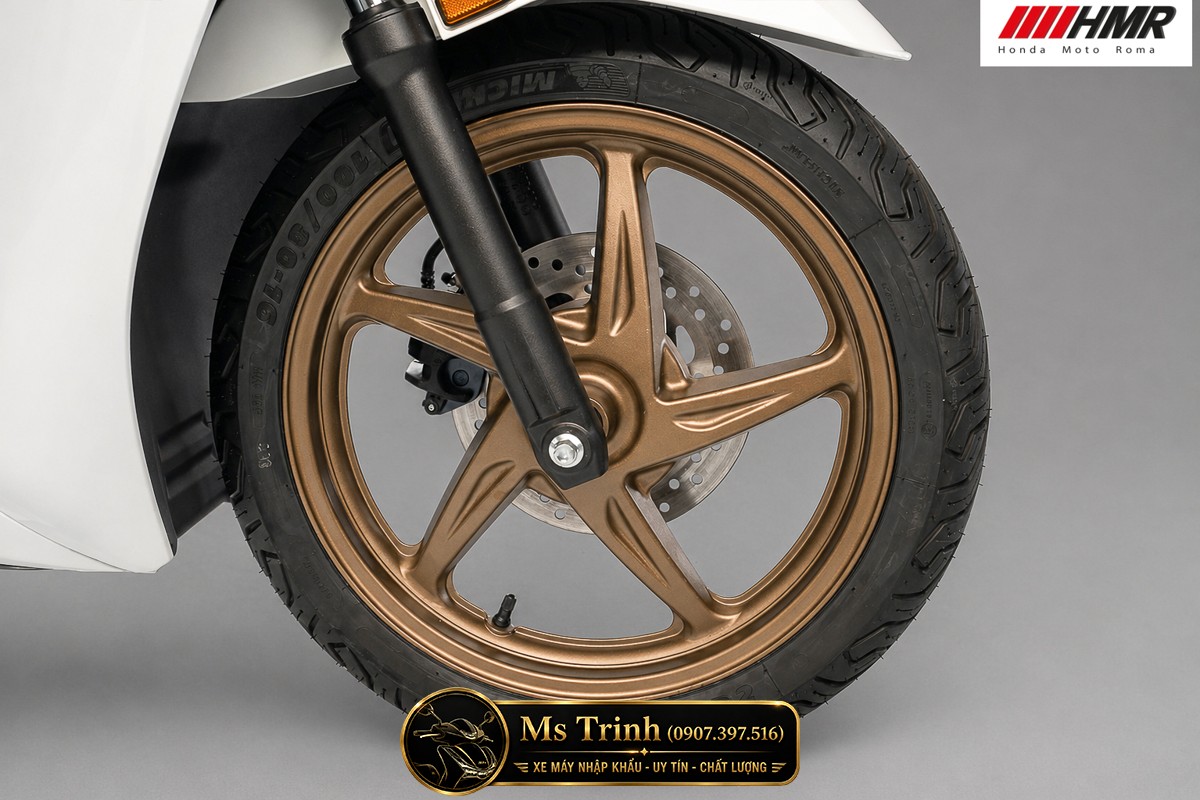 Cụm phanh ABS kết hợp dàn chân bronze giúp Honda SH150i nhập Ý 2026 thêm phần mạnh mẽ và sang trọng.