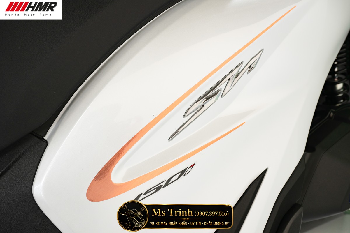 Các chi tiết phối màu đồng ánh kim trên SH Ý Special Edition 2026 mang đậm phong cách luxury scooter.