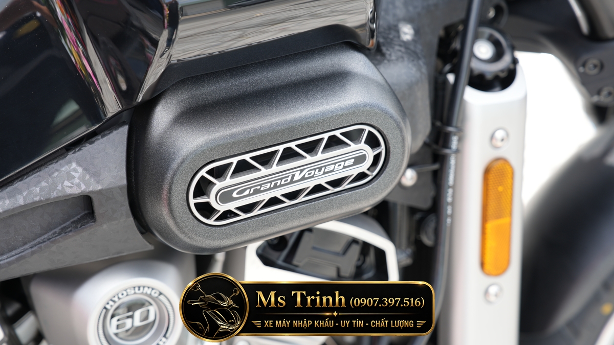 Chi tiết logo GrandVoyage trên thân Hyosung GV350X, hoàn thiện sắc nét và tạo điểm nhấn cao cấp.
