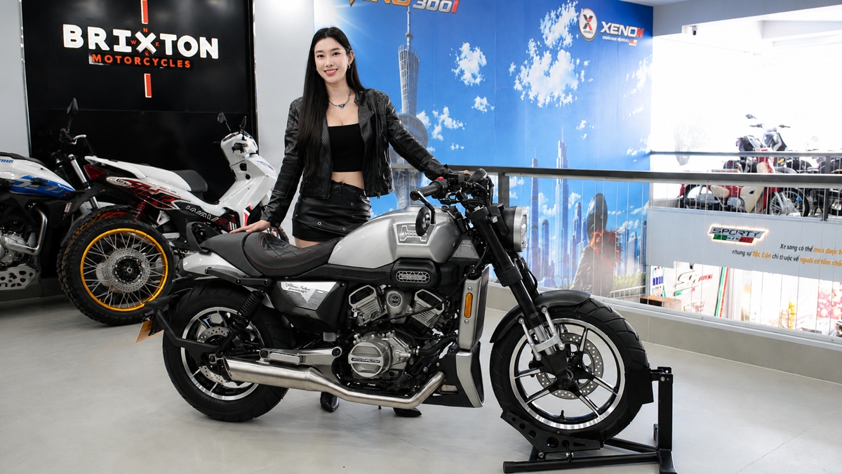 Hyosung GV350X màu bạc kết hợp người mẫu, thể hiện tổng thể thân xe dài và phong cách Neo-Retro.