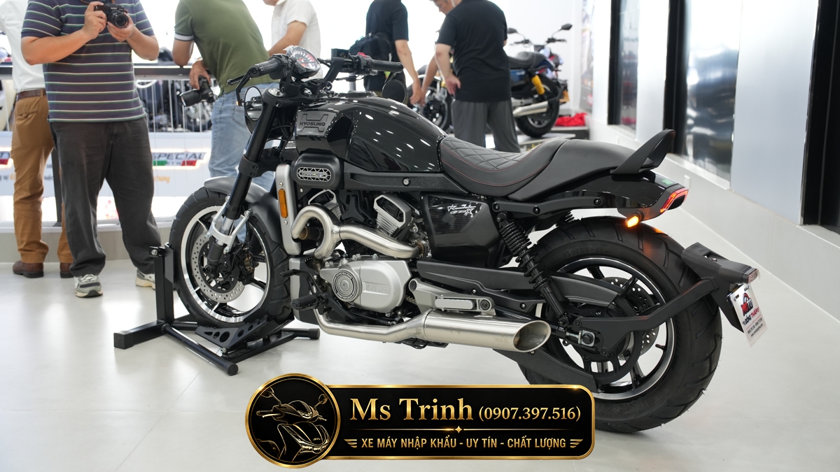 Góc nghiêng Hyosung GV350X màu đen làm nổi bật động cơ V-Twin, ống xả và lốp bản rộng.