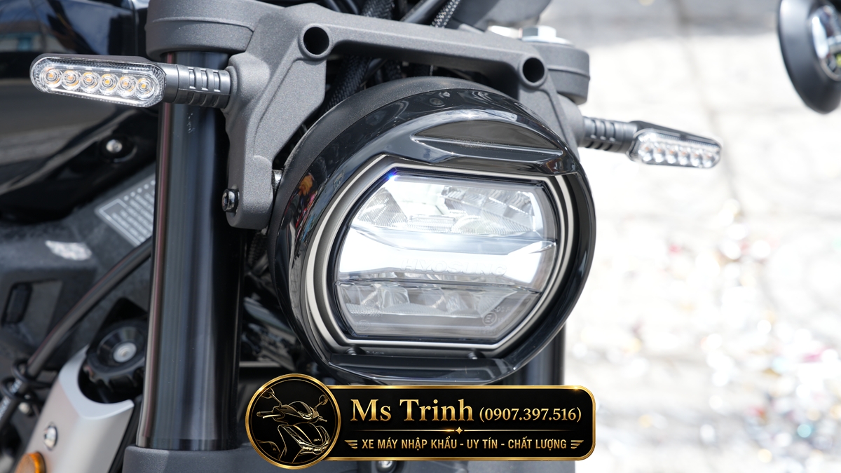 Cụm đèn pha LED Hyosung GV350X thiết kế tròn hiện đại, kết hợp xi nhan LED hai bên.