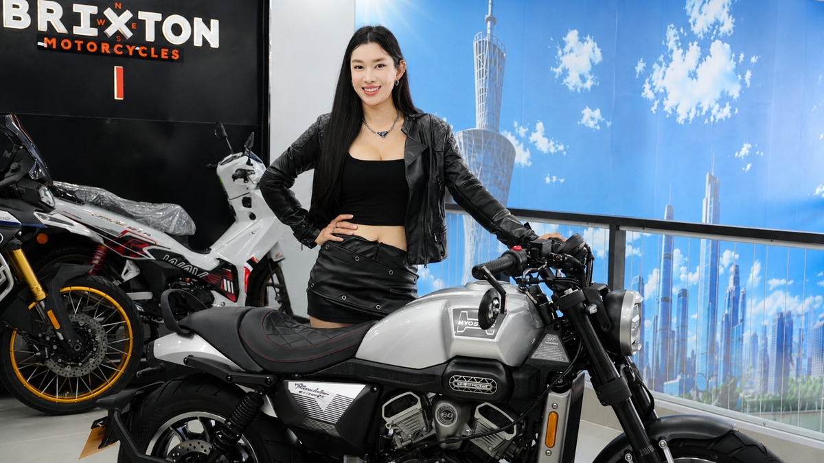 Hyosung GV350X màu bạc bên người mẫu tại showroom, nổi bật thiết kế cruiser thấp và cơ bắp.