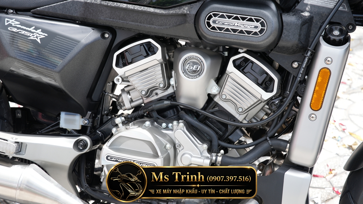 Cận cảnh động cơ V-Twin trên Hyosung GV350X, thiết kế cơ khí nổi bật và đậm chất mô tô cruiser.