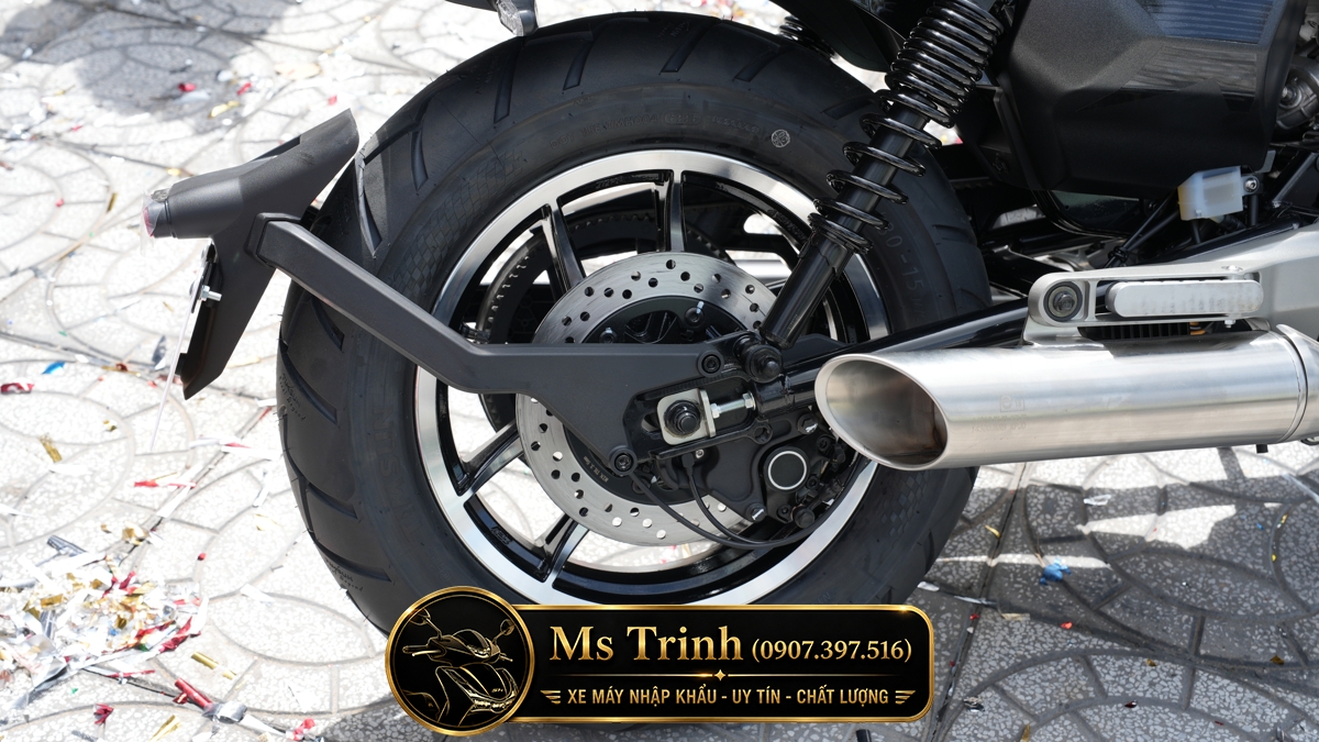 Bánh sau Hyosung GV350X kết hợp phanh đĩa lớn, lốp bản rộng tăng cảm giác chắc chắn.