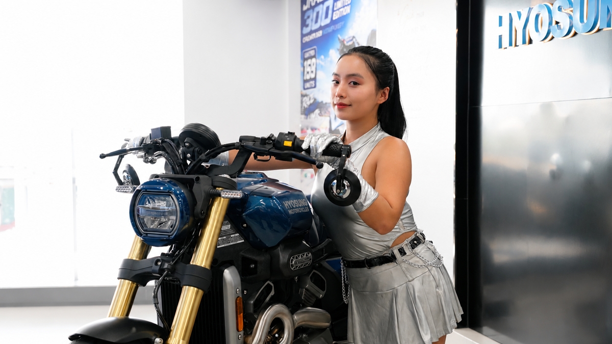 Cận cảnh Hyosung GV350X màu xanh cùng người mẫu, nổi bật đèn trước và phuộc hành trình ngược.