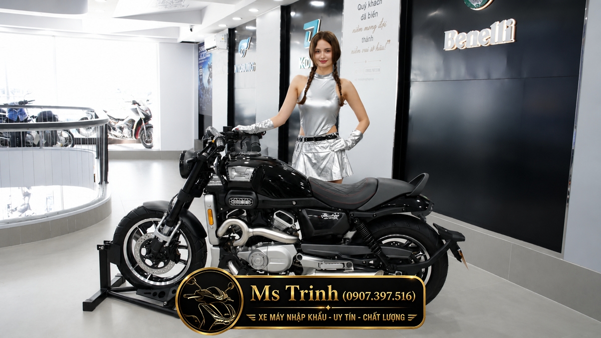 Hyosung GV350X màu đen trưng bày tại showroom, nổi bật thiết kế cruiser cơ bắp và phong cách hiện đại.
