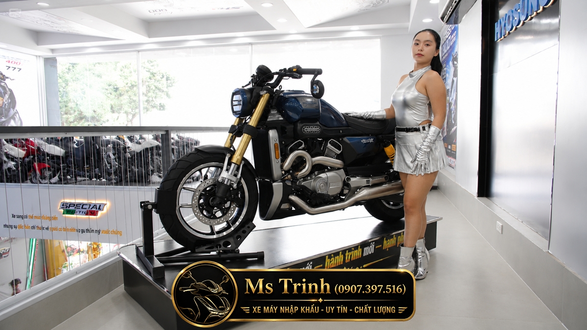 Hyosung GV350X màu xanh phối phuộc trước vàng, tạo điểm nhấn thể thao trên tổng thể cruiser mạnh mẽ.