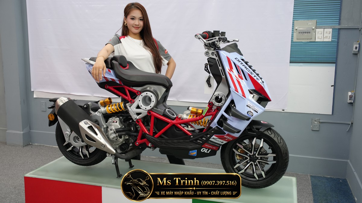 Người mẫu tạo dáng cùng Italjet Dragster 300 Gresini Edition 2026 tại sự kiện ra mắt xe tại Việt Nam Người mẫu tạo dáng cùng Italjet Dragster 300 Gresini Edition 2026 tại sự kiện ra mắt xe tại Việt Nam