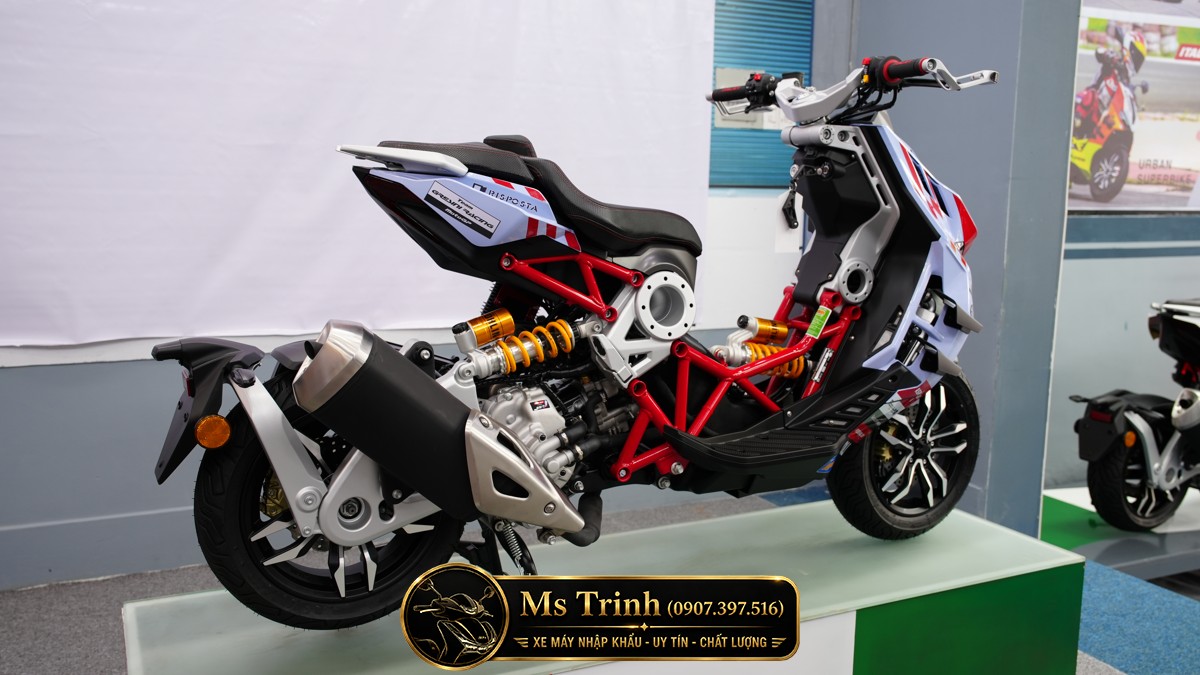 Italjet Dragster 300 Gresini Edition 2026 nhìn từ góc 3/4 phía sau khoe khung mắt cáo và phuộc Ohlins cao cấp Italjet Dragster 300 Gresini Edition 2026 nhìn từ góc 3/4 phía sau khoe khung mắt cáo và phuộc Ohlins cao cấp