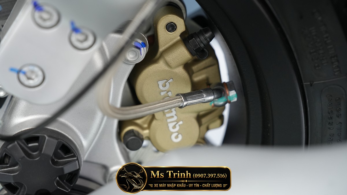 Heo phanh Brembo phía sau trên Italjet Dragster 300 Gresini Edition Heo phanh Brembo phía sau trên Italjet Dragster 300 Gresini Edition