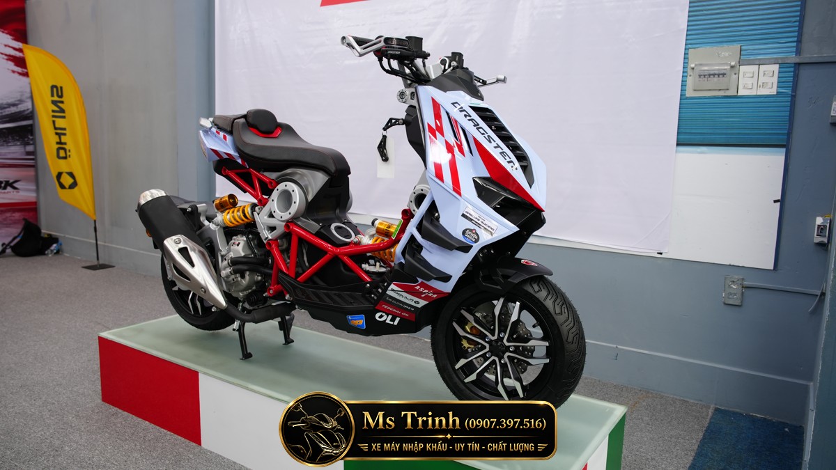Italjet Dragster 300 Gresini Edition 2026 nhìn từ góc 3/4 phía trước với thiết kế Urban Superbike độc đáo Italjet Dragster 300 Gresini Edition 2026 nhìn từ góc 3/4 phía trước với thiết kế Urban Superbike độc đáo