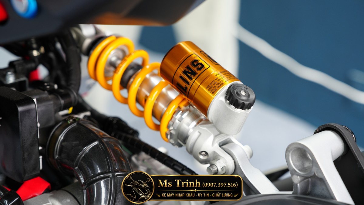 Cận cảnh giảm xóc sau Ohlins trên Italjet Dragster 300 Gresini Edition được nâng cấp thêm cho xe Cận cảnh giảm xóc sau Ohlins trên Italjet Dragster 300 Gresini Edition được nâng cấp thêm cho xe
