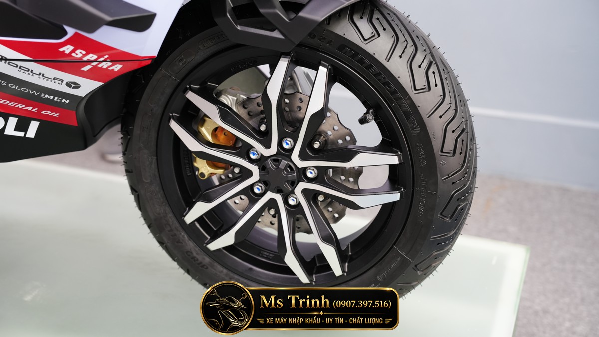 Mâm trước thể thao của Italjet Dragster 300 Gresini Edition Mâm trước thể thao của Italjet Dragster 300 Gresini Edition