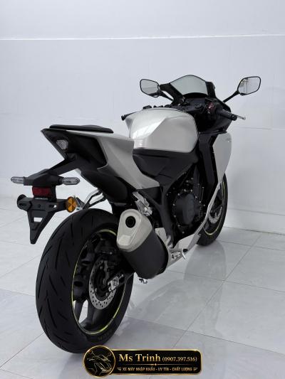Honda CBR500R Four 2026 màu xám bạc - Lạnh từ ánh nhìn, nóng khi động cơ thức giấc