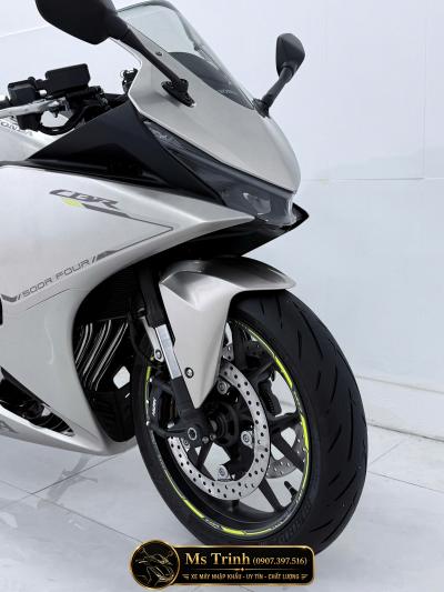 Honda CBR500R Four 2026 màu xám bạc - Lạnh từ ánh nhìn, nóng khi động cơ thức giấc