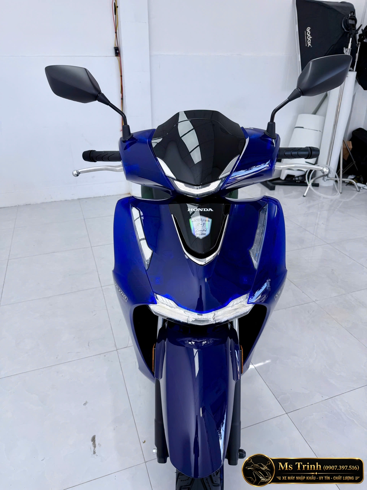 Phần đầu của Honda SH150 Vetro 2 in 1 vẫn giữ nguyên thiết kế đặc trưng của SH Ý 