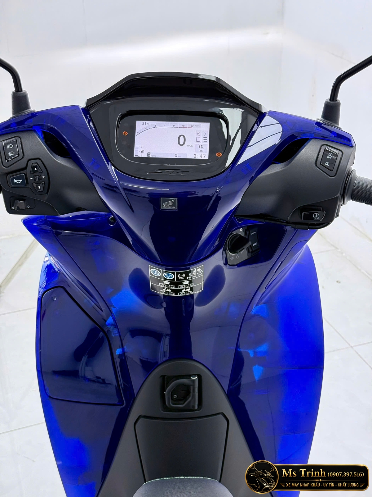 chất liệu nhựa bán trong suốt màu Sapphire tuyệt đẹp